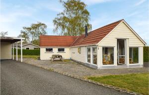 Casa blanca con techo rojo en 3 Bedroom Awesome Home In Brenderup Fyn, en Skovs-Højrup