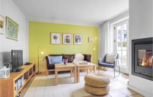 sala de estar con sofá y chimenea en Beautiful Apartment In Nykbing Sj With 2 Bedrooms, Sauna And Wifi, en Nykøbing Sjælland