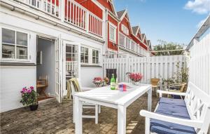 un patio con una mesa blanca y 2 sillas en Gorgeous Apartment In Nykbing Sj With Wifi, en Nykøbing Sjælland