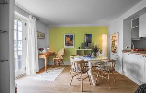 una cucina e una sala da pranzo con tavolo e sedie di Gorgeous Apartment In Nykbing Sj With Wifi a Nykøbing Sjælland