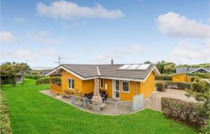 Vestervigにある3 Bedroom Gorgeous Home In Vestervigの太陽光パネル付黄色の家