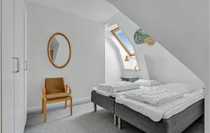 1 dormitorio con cama, silla y espejo en Beautiful Apartment In Aabenraa With House A Panoramic View en Aabenraa