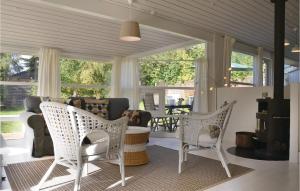 sala de estar con sofá, mesa y sillas en 3 Bedroom Gorgeous Home In Dronningmlle, en Dronningmølle