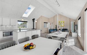 - une cuisine et une salle à manger avec des tables et des chaises blanches dans l'établissement Beautiful Home In Nordborg With 8 Bedrooms, Wifi And Private Swimming Pool, à Nordborg