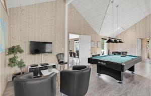 ノーポにあるLovely Home In Nordborg With Indoor Swimming Poolのリビングルーム(ビリヤード台、椅子付)