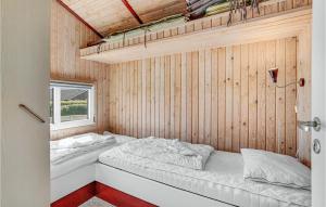 sypialnia z 2 łóżkami w drewnianej ścianie w obiekcie Gorgeous Home In Sjlund With Wifi w mieście Hejls
