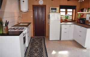 BagenkopにあるAnneksetのキッチン(白いキャビネット、白い冷蔵庫付)
