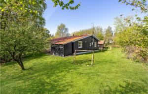 SpodsbjergにあるBeautiful Home In Rudkbing With 3 Bedrooms, Sauna And Wifiの庭付き家