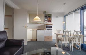 een keuken en eetkamer met een tafel en stoelen bij Terrassehus in Fæbæk