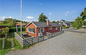 KelstrupにあるStunning Home In Haderslev With 3 Bedrooms And Wifiの小さな赤い家