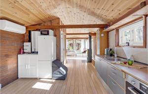 eine Küche in einem winzigen Haus mit Holzdecken in der Unterkunft Lovely Home In Stege With Kitchen in Stege