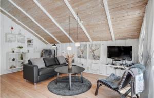 uma sala de estar com um sofá e uma mesa em Pet Friendly Home In Oksbl With Wifi em Oksbøl