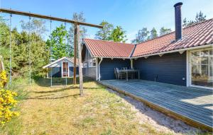 FjellerupにあるNice Home In Glesborg With 4 Bedrooms, Sauna And Wifiの木製のデッキが目の前にある家