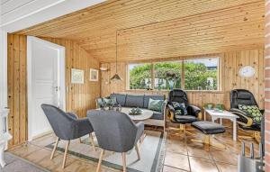 uma sala de estar com paredes de madeira e um tecto de madeira em Gorgeous Home In Slagelse With Wifi em Slagelse