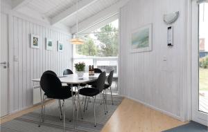 Øster HurupにあるAwesome Home In Hadsund With 3 Bedrooms, Sauna And Wifiのダイニングルーム(テーブル、椅子付)