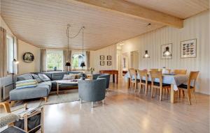 VestergårdにあるCozy Home In Toftlund With Kitchenのリビングルーム(ソファ付)、ダイニングルーム