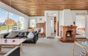 Posezení v ubytování Three-Bedroom Holiday Home With A Fireplace In Rømø