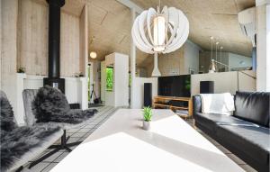 Posezení v ubytování Gorgeous Home In Glesborg With Kitchen
