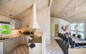 Kuchyň nebo kuchyňský kout v ubytování Gorgeous Home In Glesborg With Kitchen