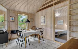Bøtø ByにあるAmazing Home In Vggerlse With 3 Bedrooms, Sauna And Wifiのダイニングルーム(テーブル、椅子付)、ベッドルーム1室