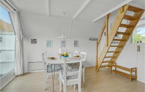 un comedor blanco con mesa y sillas en Beautiful Home In Gedser With 2 Bedrooms And Wifi, en Gedser