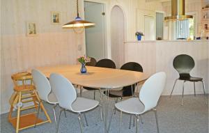 une salle de conférence avec une table et des chaises dans l'établissement Awesome Home In Oksbl With Sauna, à Ovtrup