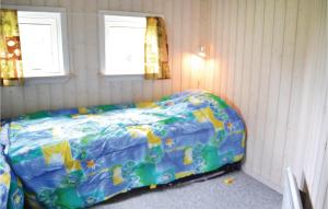 Кровать или кровати в номере Awesome Home In Oksbl With Sauna