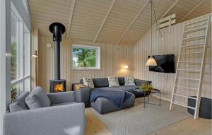 un soggiorno con divano e camino di Stunning Home In Kalundborg With Wifi a Kalundborg