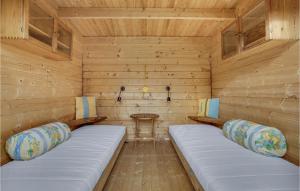 Zimmer mit 2 Betten in einer Sauna in der Unterkunft Stunning Home In Kalundborg With Wifi in Kalundborg