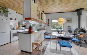 Кухня або міні-кухня у Stunning Home In Sydals With Wifi