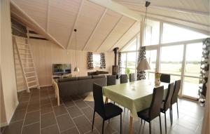 jadalnia i salon ze stołem i krzesłami w obiekcie 3 Bedroom Lovely Home In Vggerlse w mieście Bøtø By