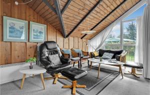Posezení v ubytování Nice Home In Hvide Sande With Sauna