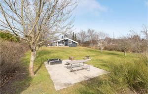 un tavolo da picnic e una panchina in un campo di Holiday Home Annavej Grenaa I a Stokkebro Altre 21 foto