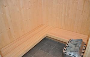 een kleine houten kamer met een bed erin bij Awesome Home In Sydals With Kitchen in Skovby