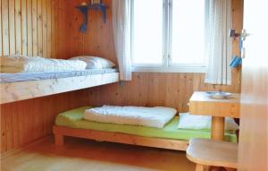 - une chambre avec 2 lits superposés et une fenêtre dans l'établissement Karin, à Fanø