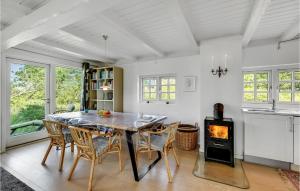 uma sala de jantar com uma mesa e cadeiras e um fogão em Awesome Home In Nrre Nebel With Kitchen em Nymindegab