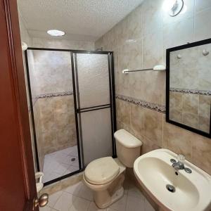 a bathroom with a shower and a toilet and a sink at Casa Salmón Confortable Casa Completa in Valledupar
