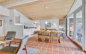 Η κουζίνα ή μικρή κουζίνα στο Three-Bedroom Holiday Home In Humble