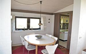 スケーエンにあるBeautiful Home In Skagen With 2 Bedrooms And Wifiのキッチン、ダイニングルーム(テーブル、椅子付)