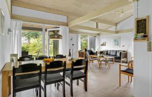 comedor y sala de estar con mesa y sillas en Nice Home In Nrre Nebel With Sauna, en Nymindegab