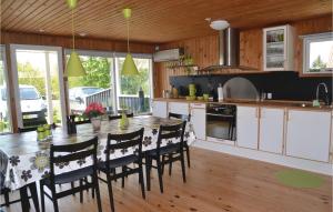 cocina con mesa y sillas en una habitación en Beautiful Home In Tarm With Kitchen en Fjerbæk