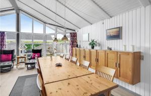 ein Esszimmer mit einem Holztisch und Stühlen in der Unterkunft Lovely Home In Sydals With Sauna in Skovby
