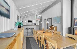 SkovbyにあるLovely Home In Sydals With Saunaのキッチン、ダイニングルーム(木製のテーブルと椅子付)