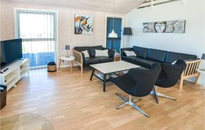 ノーポにあるAwesome Home In Nordborg With 4 Bedrooms, Sauna And Wifiのリビングルーム(ソファ、テーブル付)