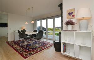 een eetkamer met een tafel en stoelen bij Cozy Home In Fan With Kitchen in Fanø