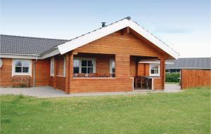Casa de madera con porche y patio en Nice Home In Sydals With Wifi, en Skovby