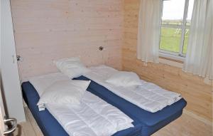 una cama con almohadas blancas en una habitación en Nice Home In Sydals With Wifi, en Skovby