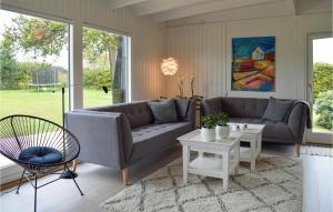 uma sala de estar com um sofá e uma mesa em Beautiful Home In Grsted With Wifi em Udsholt Sand