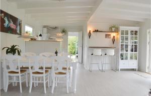 uma sala de jantar branca com uma mesa e cadeiras brancas em Beautiful Home In Grsted With Wifi em Udsholt Sand