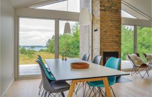 comedor con mesa y sillas en Beautiful Home In Skals With Wifi, en Skals